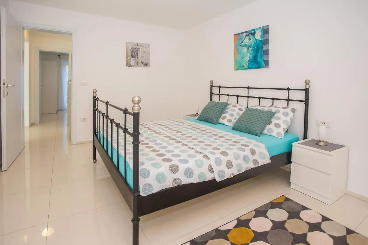 Zagar Apartment With Jacuzzi Porec 0*,